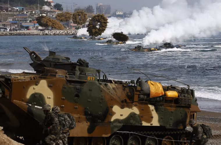 Các xe đổ bộ chiến đấu kể trên được lính thủy đánh bộ Hàn Quốc điều khiển.