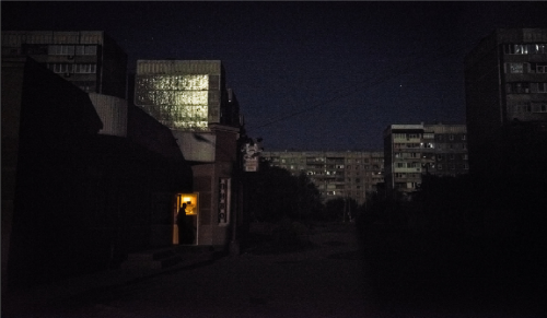 Bóng đèn từ một quán bar ở Mirny, ngoại ô thành phố Luhansk là nguồn sáng duy nhất ở đây.