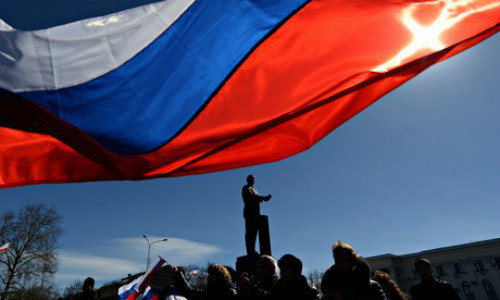 Cờ Nga bay tại quảng trường Lenin sau ngày công bố kết quả chưng cầu dân ý, tuyên bố Crimea sẽ sáp nhập vào Nga.