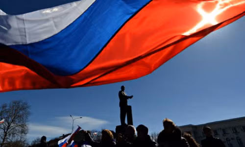 Cờ Nga bay tại quảng trường Lenin sau ngày công bố kết quả chưng cầu dân ý, tuyên bố Crimea sẽ sáp nhập vào Nga.