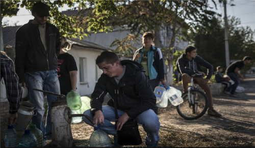 Xếp hàng ở một giếng bơm nước. Người dân Luhansk đã phải sống 2 tháng mà không có nước máy