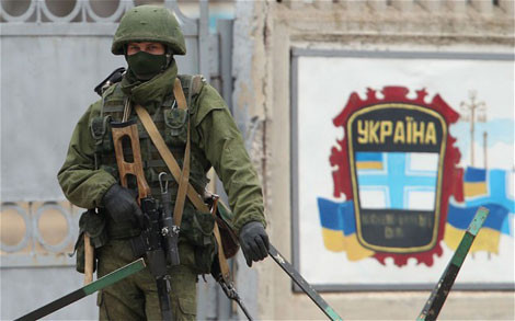 Binh sĩ "lạ" trang bị tới tận răng trong những ngày trước cuộc trưng cầu dân ý sát nhập vào Nga ở Crimea.