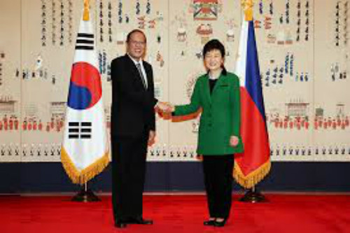 Tổng thống Philippines Benigno Aquino (trái) và người đồng cấp Hàn Quốc bà Park Geun-hye (phải)