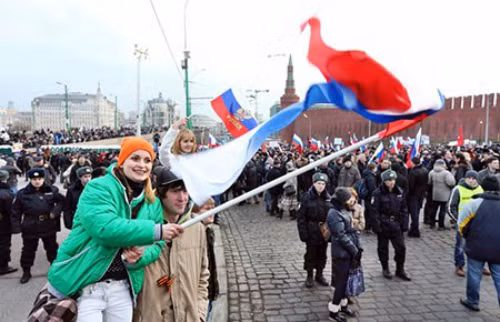 Người biểu tình ở Nga ủng hộ Crimea sáp nhập vào nước này.