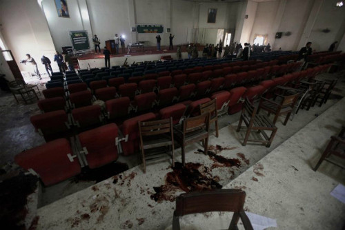 Quang cảnh đẫm máu bên trong ngôi trường sau vụ xả súng.
