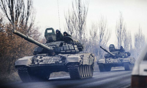 Đoàn xe tăng được cho là của Nga ở gần Donetsk.