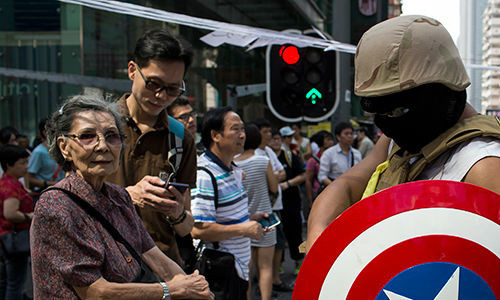 Một người biểu tình mặc trang phục Captain America như thể hiện rằng Mỹ sẽ can thiệp vào vấn đề này.