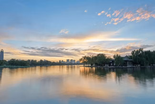 Hồ Đại Minh được tạo thành bởi các dòng suối chảy về nên nhiệt độ bốn mùa luôn ổn định. Được biết, ếch kêu dữ dội nhất là khi vào mùa sinh sản. Điều kiện nhiệt độ của hồ không thích hợp cho ếch kêu gọi bạn tình cũng như đẻ trứng. Một số lập luận còn cho rằng ếch sẽ rời khỏi hồ Đại Minh vào mùa ếch sinh sản, tìm một nơi thích hợp để sống và sinh nở.
