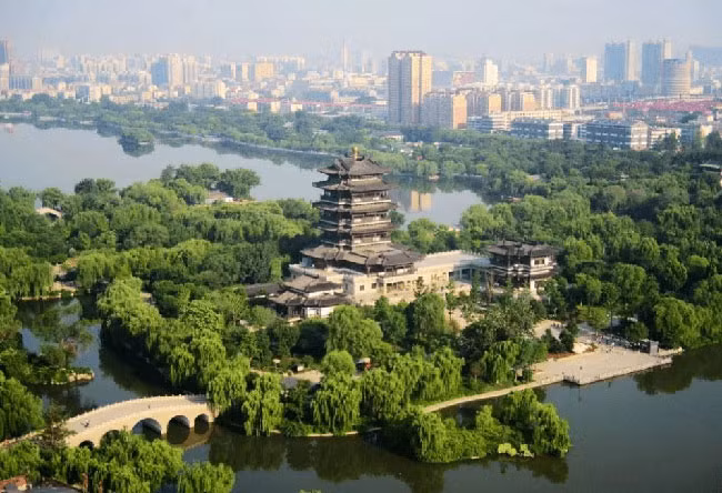 br/> Hồ Đại Minh ở Tế Nam (Trung Quốc) là địa điểm nổi tiếng với câu "Sen mùa hạ nở dưới mưa trong hồ Đại Minh".