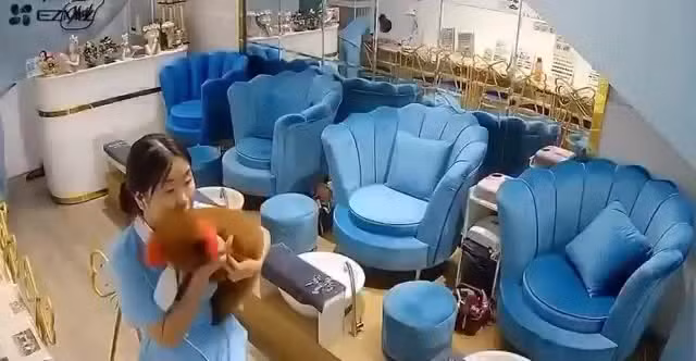 Nguoi phu nu lao thang xe may vao tiem nail, nhan vien hot hoang