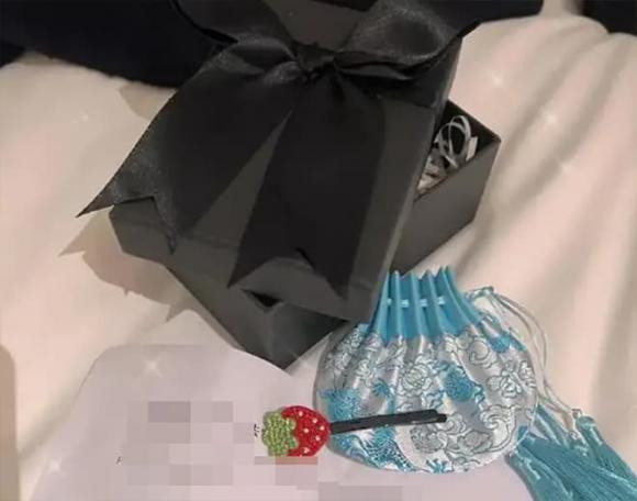 Dan mang choang voi cac mon qua tang keo kiet cua dan sao Hoa ngu-Hinh-10