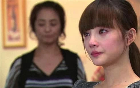 Nhin chiec giuong trong phong cuoi quen mat, toi chot rung minh