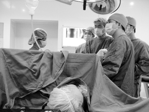 Một ca phẫu thuật nội soi mở rộng đường thông điều trị u nang bao hoạt dịch khoeo khớp gối.