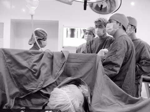 Một ca phẫu thuật nội soi mở rộng đường thông điều trị u nang bao hoạt dịch khoeo khớp gối.