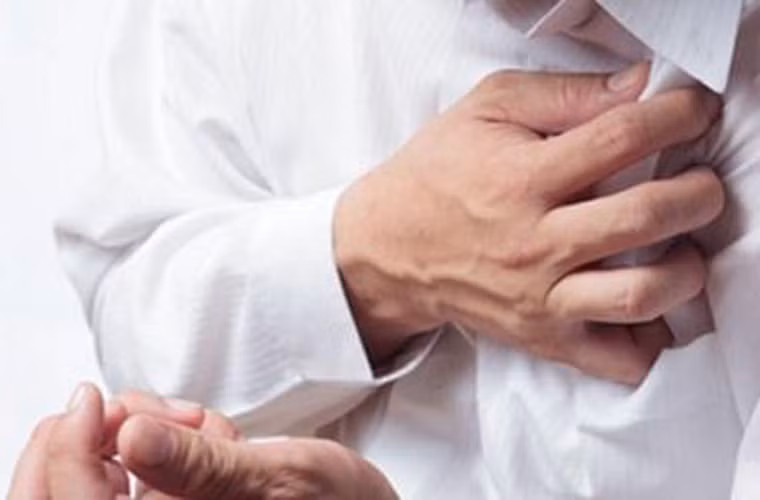 Đau thắt ngực: Bất kỳ cơn đau nào như bóp nghẹt ở giữa ngực kéo dài hơn hai phút đều có thể là biểu hiện của bệnh lý tim mạch. Bạn cần gọi điện cho bác sĩ và đi khám bệnh ngay lập tức.