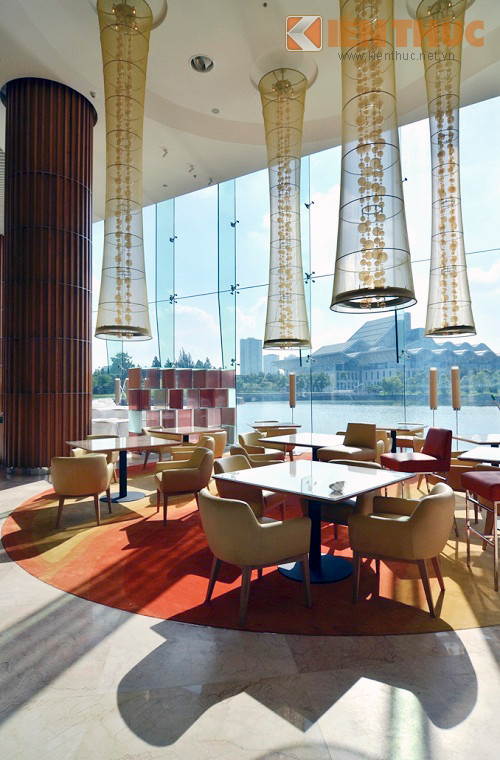 Các quán cafe, quầy bar... có tầm nhìn ra hồ nước thoáng đãng và nhiều cây xanh mướt mắt.