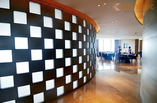 Marriott có 2 400 m2 dành cho không gian hội thảo, trong đó, 2 phòng Ballroom chiều cao 7m, khu vực studio dành cho các sự kiện lãnh đạo cấp cao, các diễn đàn kinh tế. Hình ảnh một lối đi được thiết kế độc đáo trong khách sạn.