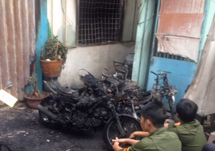 Cửa sổ nơi ông Thảo nằm phát ra đám cháy và 5 xe máy bị thiêu rụi.