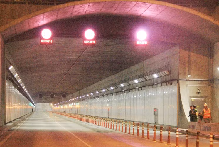 21h hôm qua, hầm vượt sông Sài Gòn (hầm Thủ Thiêm) được phong tỏa hoàn toàn để Sở cảnh sát PCCC và Sở giao thông vận tải TP HCM phối hợp cùng các ban ngành liên quan thực hiện phương án diễn tập chữa cháy, tìm kiếm cứu nạn, cứu hộ