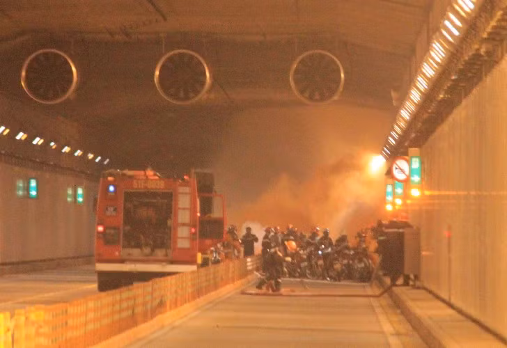 Đám cháy sinh ra nhiều khói, khí độc, lượng khói lớn nên lan tỏa ngập trong đường hầm; nhiệt độ tăng cao đe dọa đến tính mạng và sức khỏe của những người bị kẹt trong đám cháy