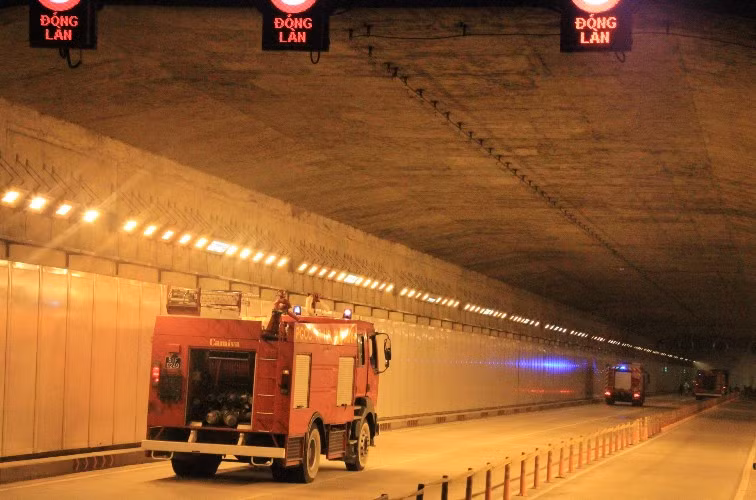 Lực lượng tại chỗ đã huy động lực lượng, phương tiện tổ chức thoát nạn, cứu nạn và triển khai chữa cháy ban đầu. Đồng thời, các hệ thống kỹ thuật trong đường hầm được vận hành để phát huy hiệu quả cao nhất trong việc chữa cháy, cứu nạn và tổ chức hướng dẫn cho người tham gia giao thông thoát nạn