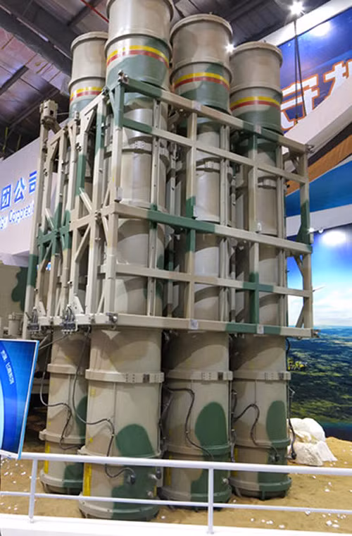 Hệ thống được triển khai với radar dẫn đường và theo dõi mạng pha đa năng có tầm quét tới 140km. Hệ thống sử dụng hệ thống dẫn đường kết hợp chiếu rọi mục tiêu từ radar mặt đất với đầu tự dẫn radar bán chủ động của tên lửa. Tầm đánh chặn mục tiêu ở độ cao 15km, tầm 3,5-40km (biến thể trong nước đạt 40km). Trong ảnh, bệ phóng 6 ống thẳng đứng của LY-80.