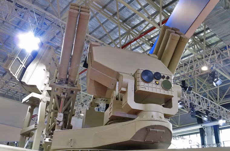 Không giống với Pantsir-S1, Sky Dragon 12 chỉ có 12 tên lửa phòng không, không có pháo 30mm. Thay vào đó, theo nhà sản xuất thì radar và hệ thống kiểm soát hỏa lực của Sky Dragon có thể kết hợp với pháo 35mm bên ngoài.