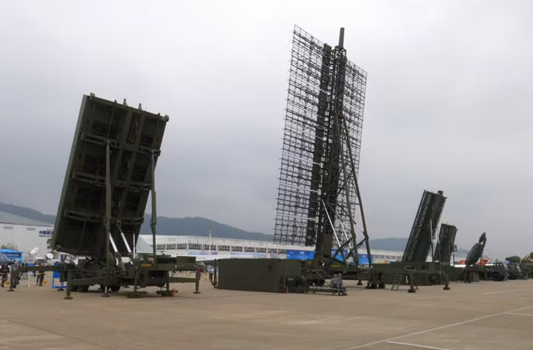 Ngoài các hệ thống tên lửa, pháo phòng không thế hệ mới, Trung Quốc còn trưng bày hàng loạt các hệ thống radar thế hệ mới.