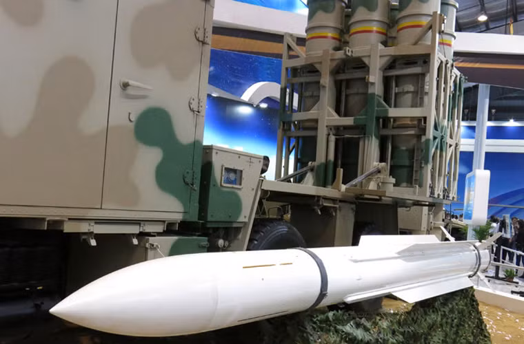 Bệ phóng tự hành và đạn của hệ thống phòng không tầm trung LY-80 do Tổng công ty Khoa học và Công nghệ Hàng không Không gian Trung Quốc (CASC) phát triển. Đây được cho là biến thể dành cho xuất khẩu của hệ thống HQ-16.