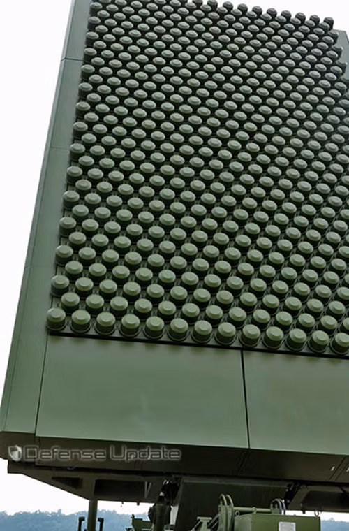 Anten của hệ thống radar mạng pha chủ động kỹ thuật số JY-26 được tuyên bố là có khả năng phát hiện máy bay tàng hình F-22 của Mỹ. JY-26 được quảng cáo là có tầm trinh sát xa, phát hiện chính xác mục tiêu, khả năng kháng nhiễu mạnh.