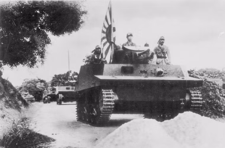 Bên cạnh xe tăng hạng nhẹ - hạng trung cho lục quân, người Nhật còn phát triển thêm các xe tăng lội nước cho lính thủy đánh bộ. Cơ bản thì chúng được chế tạo dựa trên xe tăng lục quân, chỉ có 2 thiết kế được sản xuất loạt với số lượng chưa tới 200 chiếc. Trong ảnh là mẫu tăng lội nước sản xuất loạt đầu tiên của Nhật Bản, Type 2 Ka-Mi nặng 12,3 tấn, bọc giáp dày 6-13mm, trang bị pháo 37mm.