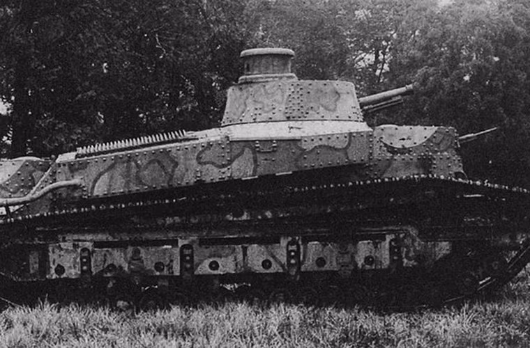 Chương trình phát triển xe tăng của Nhật Bản được bắt đầu từ tháng 6/1925, thiết kế đầu tiên được định danh là Type 87 Chi-I hoàn thành vào tháng 5/1926 và đặt hàng sản xuất tại Osaka. Dẫu vậy, thiết kế đầu tiên gặp khá nhiều lỗi kĩ thuật dẫn tới việc nó chỉ mang tính chất thử nghiệm, không bao giờ được sản xuất loạt.