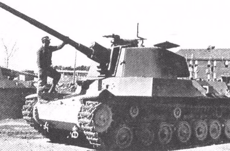 Ngoài các mẫu tăng trên, người Nhật từng cố gắng sản xuất một số mẫu tăng hạng trung, hạng nặng khác nhưng đều không thành công. Trong ảnh là thiết kế tăng hạng trung Type 4 Chi-To có tính năng đặc biệt ấn tượng khi nặng 30 tấn, bọc giáp dày 12-75mm, trang bị pháo 75mm Type 5, tốc độ 45km/h. Tuy nhiên, do thiếu nguồn lực (nguyên liệu) khiến cho việc sản xuất loạt Type 4 không được thực hiện, chỉ có 2 chiếc được chế tạo.