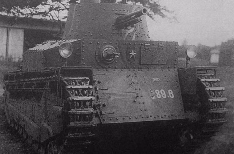 Sau thiết kế thất bại Type 87, người Nhật đã phát triển thiết kế xe tăng Type 89 Chi-Ro khắc phục những thiếu sót. Thiết kế mới nặng 12,8 tấn, sử dụng những tấm thép cứng nhưng nhẹ hơn so với giáp sắt của Type 87, dày khoảng 6-17mm. Xe được trang bị pháo 57mm Type 90 với 100 viên đạn, 2 súng máy 6,5mm Type 91 (2.745 viên đạn), lắp động cơ diesel 120 mã lực cho tốc độ 26km/h. Type 89 chính thức được sản xuất từ năm 1931, được xem là mẫu tăng đầu tiên của Nhật sản xuất hàng loạt. Chúng được ghi nhận là tham chiến lần đầu ở Trung Quốc.