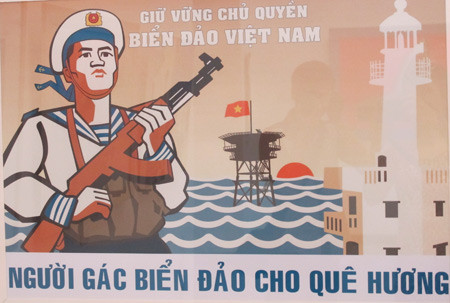 Triển lãm là hoạt động có ý nghĩa sâu sắc, thể hiện tinh thần yêu nước, là thông điệp gửi tới nhân dân cả nước và bạn bè yêu chuộng hòa bình trên thế giới, khẳng định sức mạnh đại đoàn kết dân tộc của nhân dân Việt Nam, khẳng định chủ quyền của Việt Nam đối với hai quần đảo Hoàng Sa và Trường Sa. Nhân dân Việt Nam kiên quyết bảo vệ độc lập, chủ quyền và toàn vẹn lãnh thổ của Tổ quốc. Ảnh: Tác phẩm "Người gác biển đảo cho quê hương".