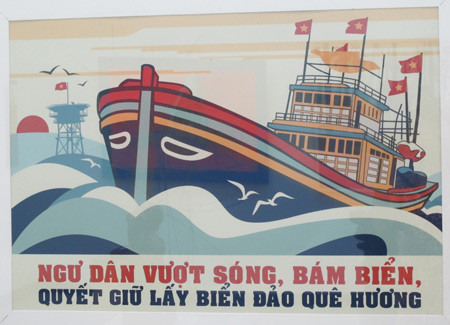 55 tác phẩm của 50 họa sĩ, nhà điêu khắc Việt Nam như: Thành Chương, Đặng Xuân Hòa, Đinh Quân, Phạm Luận, Đào Hải Phong, Lê Trí Dũng, Hoàng Phượng Vỹ... được trưng bày tại triển lãm mỹ thuật chuyên đề “Chủ quyền biển đảo của Việt Nam” do Cục Mỹ thuật, Nhiếp ảnh và Triển lãm phối hợp với Trường Đại học Mỹ thuật Việt Nam tổ chức ngày 18/6, tại Hà Nội. Ảnh: Tác phẩm "Ngư dân vượt sóng, bám biển, quyết giữ lấy biển đảo quê hương" của tác giả Nguyễn Văn Thủy (Hà Nội).