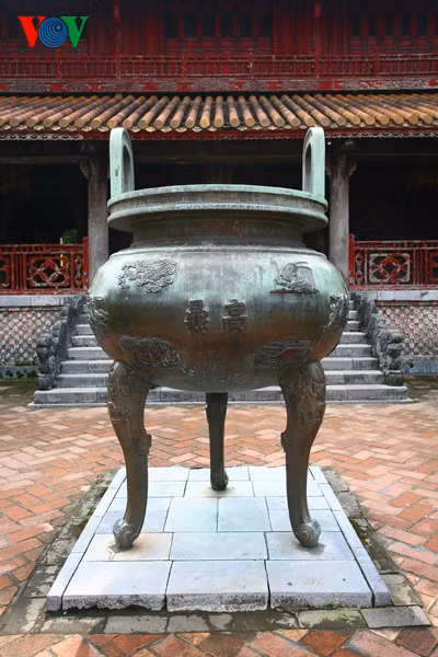 Các đỉnh được đặt tên lần lượt là: Cao đỉnh, Nhân đỉnh, Chương đỉnh, Anh đỉnh, Nghị đỉnh, Thuần đỉnh, Tuyên đỉnh, Dụ đỉnh, Huyền đỉnh. Cửu đỉnh được xếp một hàng ngang, đối diện với 9 gian thờ trong Thế Tổ Miếu, tương ứng với 9 vua được thờ trong miếu. Riêng chiếc đỉnh lớn nhất (Cao đỉnh) là chiếc đỉnh ứng với vua Gia Long – vua sáng lập triều Nguyễn - được đặt chính giữa và nhích về phía trước so với 8 chiếc còn lại. Ảnh: Cao đỉnh, chiếc đỉnh lớn nhất, có trọng lượng 2.601kg, cao 2m50. Cao đỉnh tượng trưng cho vua Gia Long - vị vua sáng lập triều Nguyễn.