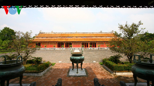 Cửu đỉnh là bộ 9 chiếc đỉnh đồng lớn được đúc tại Kinh thành Huế dưới thời vua Minh Mạng nhà Nguyễn. Việc đúc Cửu đỉnh được bắt đầu vào tháng 10 năm Ất Mùi 1835, kéo dài tới đầu năm 1837 mới hoàn thành. Ngày 4/3/1837, triều đình nhà Nguyễn tổ chức lễ khánh thành và an vị cho Cửu đỉnh dưới sự chủ lễ của vua Minh Mạng. Ảnh: Cửu đỉnh trước Thế Tổ Miếu trong Đại Nội. Chiếc đỉnh lớn nhất được đặt ở giữa là Cao đỉnh.