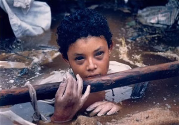 Cô bé Omayra Sánchez là nhân vật trong bức ảnh của Frank Fournier đã khiến cả thế giới bị sốc. Cô bé là một trong 25.000 nạn nhân trong vụ núi lửa Nevado del Ruiz của Colombia phun trào năm 1985. Omayra Sanchez đã phải ngâm mình trong nguồn nước độc suốt 3 ngày. Thứ nước này là nguyên nhân khiến đôi mắt của em trở nên đen sì. Sau 3 ngày vật lộn, Omayra chết do hạ thân nhiệt và hoại tử.