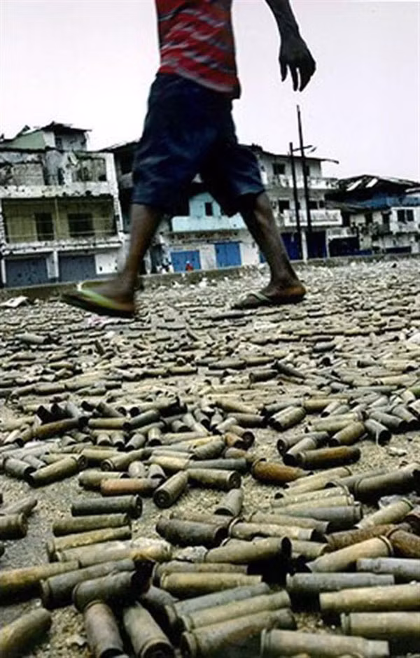 Vỏ đạn ngập tràn trên đường phố thủ đô Monrovia, Liberia. Cuộc nội chiến đẫm máu ở đất nước này cướp đi sinh mạng hàng trăm ngàn người từ năm 1991 đến năm 2002.