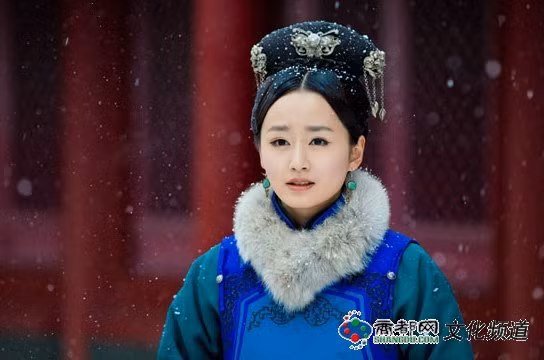 Từ nhỏ Tô Ma Lạt đã thông minh xinh đẹp, nức tiếng gần xa, chính vì thế bà đã lọt vào mắt xanh của Khoa Nhĩ Thấm Bối Lặc Phủ và được lựa chọn làm hầu nữ thân cận cho Nhị tiểu thư của Bối Lặc Trại Tang.