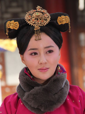 Để giải tỏa nỗi buồn và sự cô độc đang chiếm ngự tâm hồn bà, Khang Hy đã giao Thập nhị hoàng tử Dận Đào chưa đầy 3 tuổi do Định Phi hạ sinh cho Tô Ma Lạt Cô chăm sóc. Theo luật lệ thời Thanh, chỉ có những người danh gia vọng tộc mới đủ tư cách chăm sóc Hoàng tử, từ đó có thể thấy sự coi trọng và tín nhiệm của vua Khang Hy dành cho bà. Vì muốn báo đáp hoàng ân của vua Khang Hy, Tô Ma Lạt Cô một lần nữa lấy lại tinh thần, đem hết sự yêu thương của người mẹ dành cho con để nuôi dưỡng Hoàng tử bé nhỏ. Dưới sự dìu dắt của Tô Ma Lạt Cô, hoàng tử đã trưởng thành nhanh chóng, sau này trở thành vị hoàng tử có đầu óc chính trị và vô cùng tài cán.