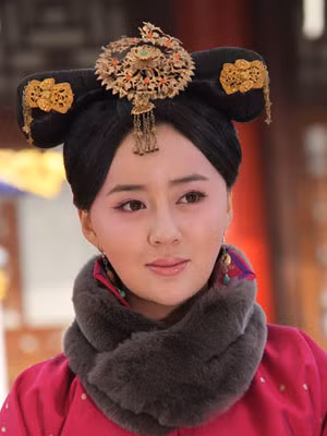 Để giải tỏa nỗi buồn và sự cô độc đang chiếm ngự tâm hồn bà, Khang Hy đã giao Thập nhị hoàng tử Dận Đào chưa đầy 3 tuổi do Định Phi hạ sinh cho Tô Ma Lạt Cô chăm sóc. Theo luật lệ thời Thanh, chỉ có những người danh gia vọng tộc mới đủ tư cách chăm sóc Hoàng tử, từ đó có thể thấy sự coi trọng và tín nhiệm của vua Khang Hy dành cho bà. Vì muốn báo đáp hoàng ân của vua Khang Hy, Tô Ma Lạt Cô một lần nữa lấy lại tinh thần, đem hết sự yêu thương của người mẹ dành cho con để nuôi dưỡng Hoàng tử bé nhỏ. Dưới sự dìu dắt của Tô Ma Lạt Cô, hoàng tử đã trưởng thành nhanh chóng, sau này trở thành vị hoàng tử có đầu óc chính trị và vô cùng tài cán.