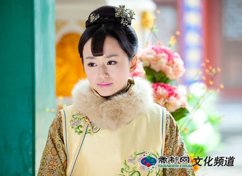 Tô Ma Lạt Cô được xem như người bầu bạn tâm giao sớm tối không rời của Hoàng hậu Hiếu Trang Văn. Sự gắn bó giữa họ trải suốt hơn 60 năm. Tình cảm của hai người phụ nữ ấy đã vượt xa thứ tình cảm chủ tớ thông thường. Năm 1687, tức năm Khang Ky thứ 26, Hoàng hậu Hiếu Trang Văn qua đời, để lại nỗi mất mát lớn trong lòng Tô Ma Lạt Cô. Bà rơi vào trạng thái tuyệt vọng, cô độc. Khi đó Tô Ma Lạt Cô đã là một bà lão hơn 70 tuổi. Hoàng đế Khang Hy biết rằng nếu tình trạng này vẫn tiếp diễn, sức khỏe của Tô Ma Lạt Cô sẽ bị đe dọa.