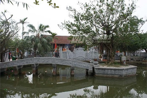 Ao bán nguyệt trước đền Trạng Trình.