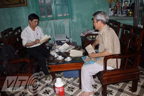 Nhà sử học Ngô Đăng Lợi trong buổi làm việc với phóng viên.