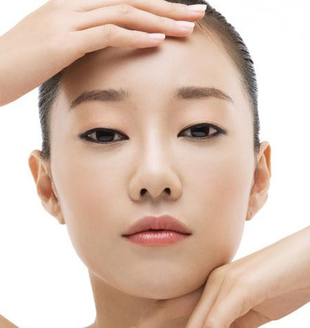 6. Cằm dài và tròn trịa: Người phụ nữ có cằm dài và đầy đặn không những có cuộc sống êm đềm dễ chịu mà còn là người rất tinh ý nhanh nhạy. Trong sách về tướng học có viết: Đàn bà có cằm đầy đặn, đặc biệt là người có hai cằm sẽ có quý tướng giúp chồng. Cuộc đời luôn được thuận buồm xuôi gió, thậm chí càng về trung tuổi càng được nhiều phúc lộc phú quý. (Thông tin trong bài chỉ mang tính tham khảo).