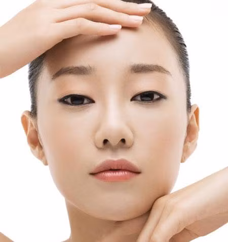 6. Cằm dài và tròn trịa: Người phụ nữ có cằm dài và đầy đặn không những có cuộc sống êm đềm dễ chịu mà còn là người rất tinh ý nhanh nhạy. Trong sách về tướng học có viết: Đàn bà có cằm đầy đặn, đặc biệt là người có hai cằm sẽ có quý tướng giúp chồng. Cuộc đời luôn được thuận buồm xuôi gió, thậm chí càng về trung tuổi càng được nhiều phúc lộc phú quý. (Thông tin trong bài chỉ mang tính tham khảo).