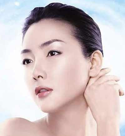 2. Dái tai to: Người có dái tai dày, to là người có tướng phú quý, về mặt tiền bạc hay bạn bè bằng hữu đều rất tốt. Người phụ nữ có dái tai to và mềm mại sẽ luôn khoan dung độ lượng với mọi người, đối với chồng con thì hết mực yêu chiều chăm sóc, đó sẽ là người có phúc ấm, có nhân duyên và phúc khí cực tốt.