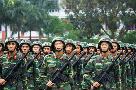 Chiến sĩ đơn vị Quân khu 2 luyện tập diễu binh với khẩu XM-177.